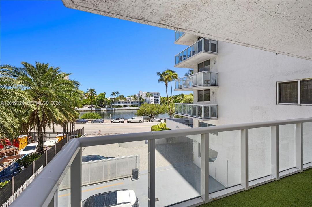 For Rent: $3,800 (1 beds, 1 baths, 994 Square Feet)
