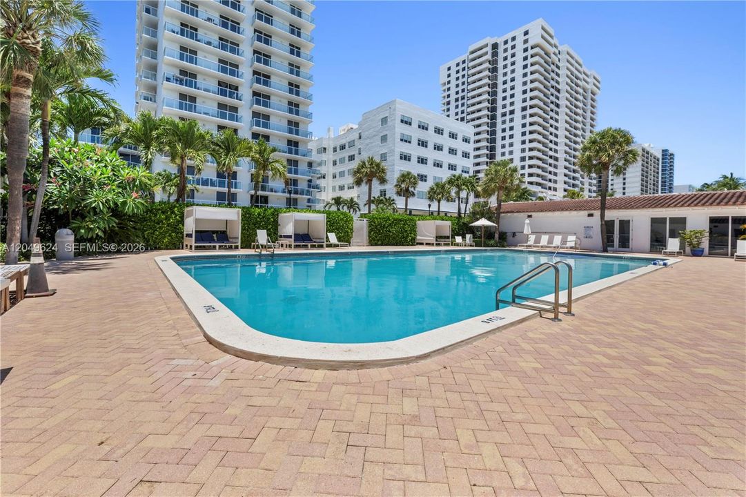 For Rent: $3,800 (1 beds, 1 baths, 994 Square Feet)