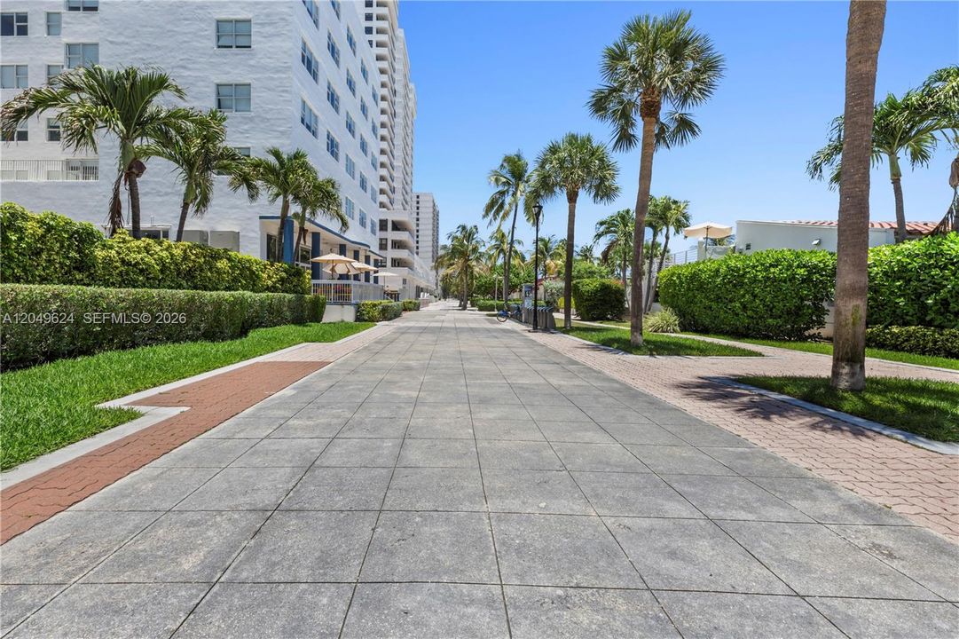 For Rent: $3,800 (1 beds, 1 baths, 994 Square Feet)