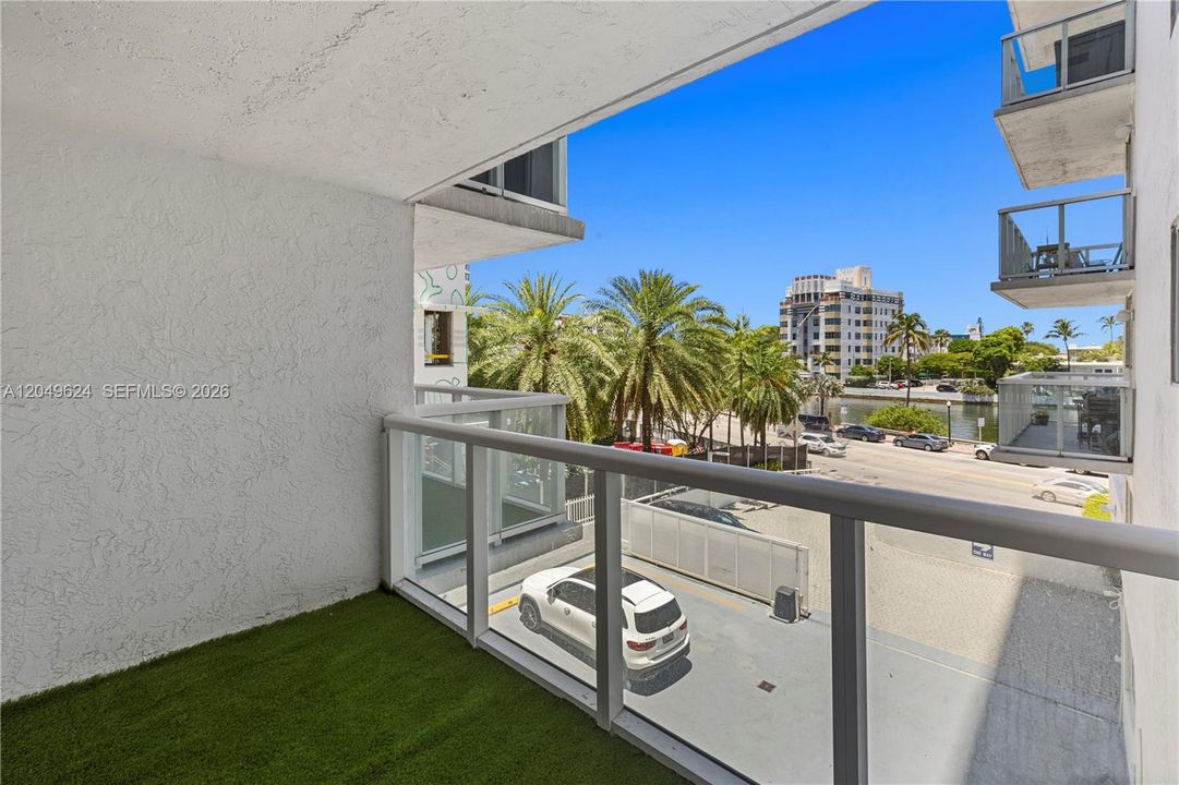 For Rent: $3,800 (1 beds, 1 baths, 994 Square Feet)