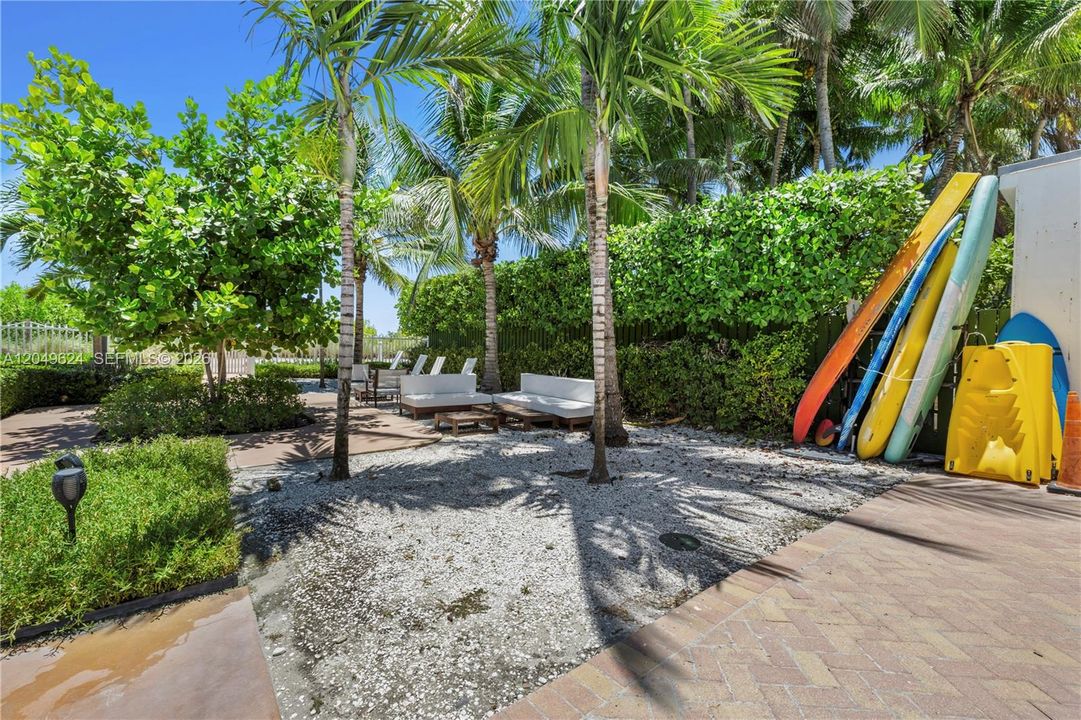 For Rent: $3,800 (1 beds, 1 baths, 994 Square Feet)