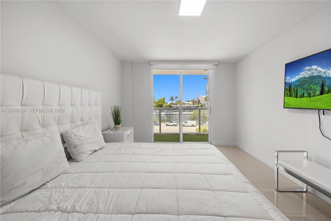 For Rent: $3,800 (1 beds, 1 baths, 994 Square Feet)