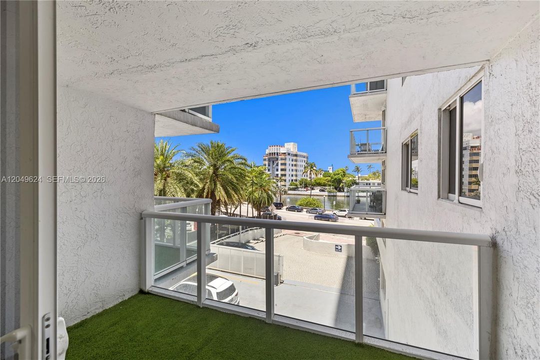 For Rent: $3,800 (1 beds, 1 baths, 994 Square Feet)