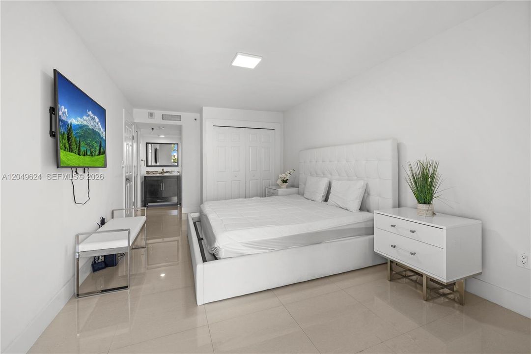For Rent: $3,800 (1 beds, 1 baths, 994 Square Feet)