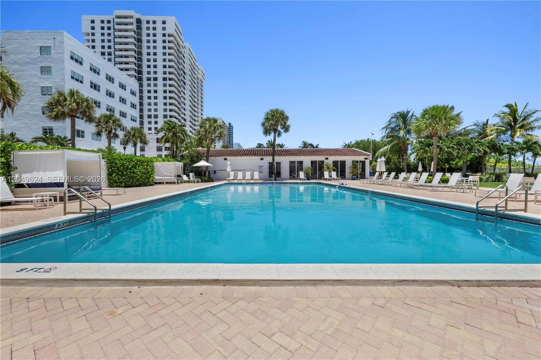 For Rent: $3,800 (1 beds, 1 baths, 994 Square Feet)
