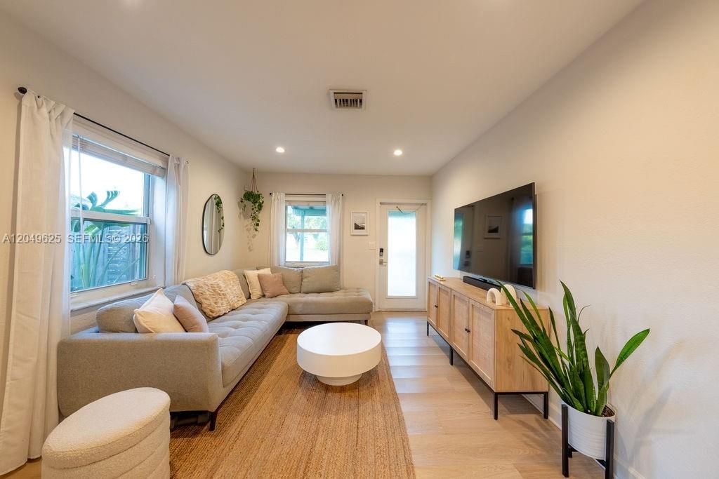 For Rent: $2,500 (3 beds, 1 baths, 1131 Square Feet)
