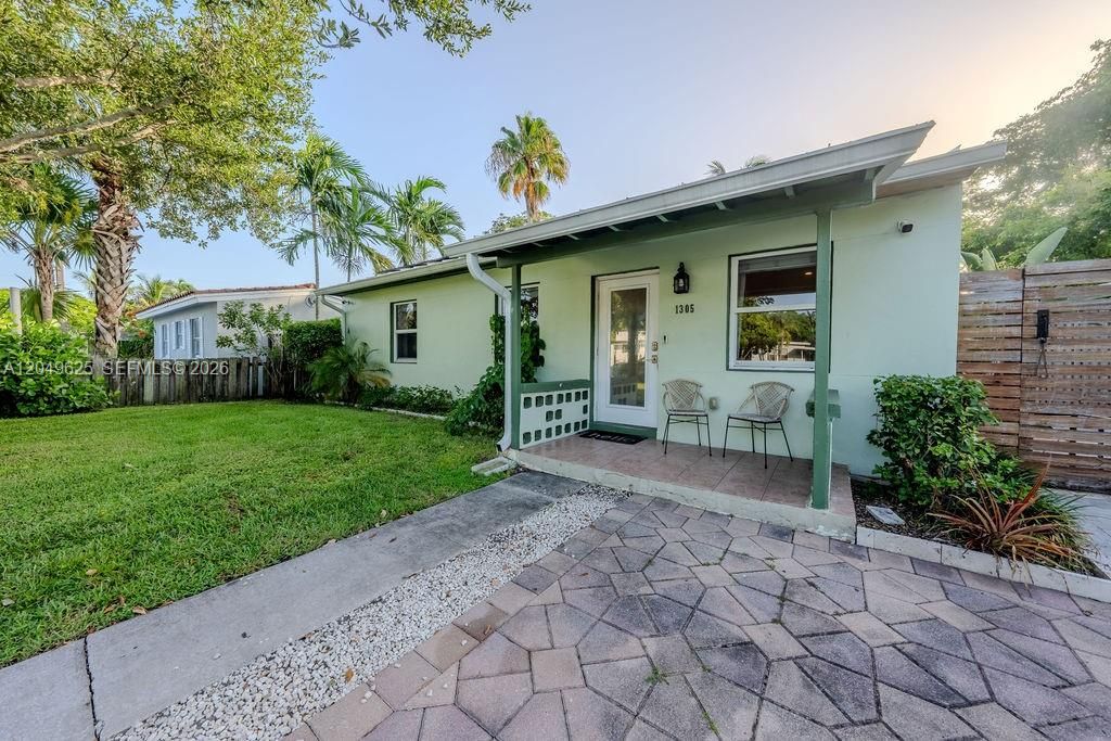 For Rent: $2,500 (3 beds, 1 baths, 1131 Square Feet)