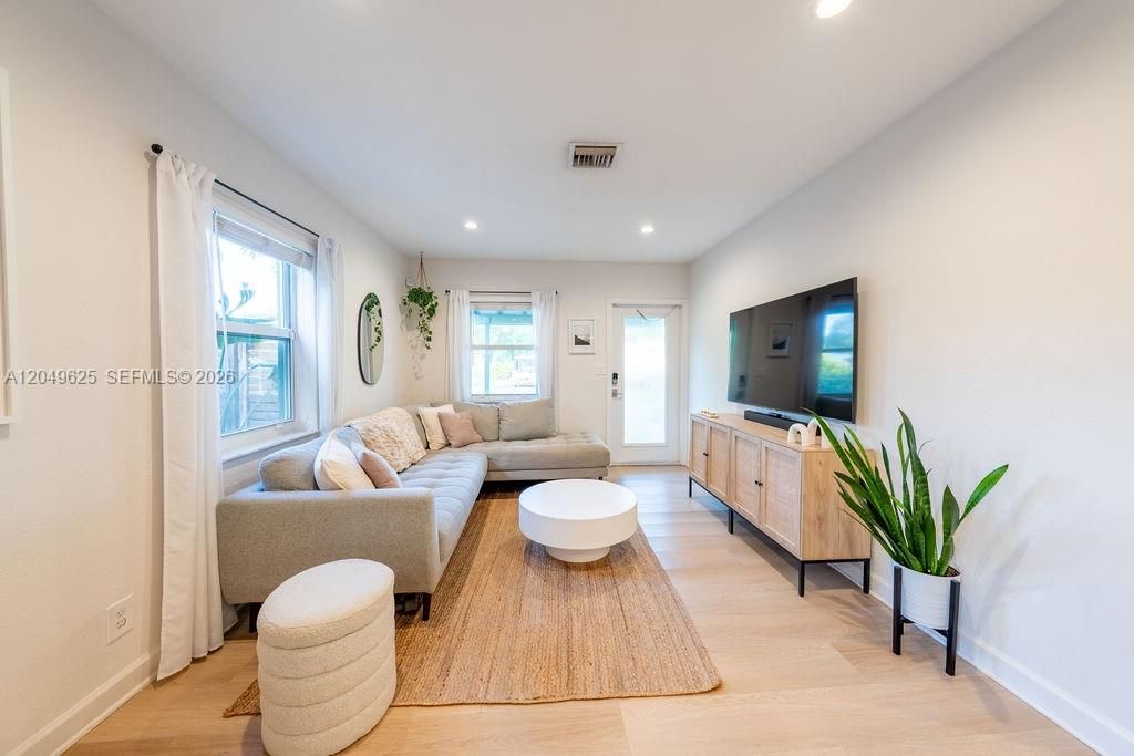 For Rent: $2,500 (3 beds, 1 baths, 1131 Square Feet)
