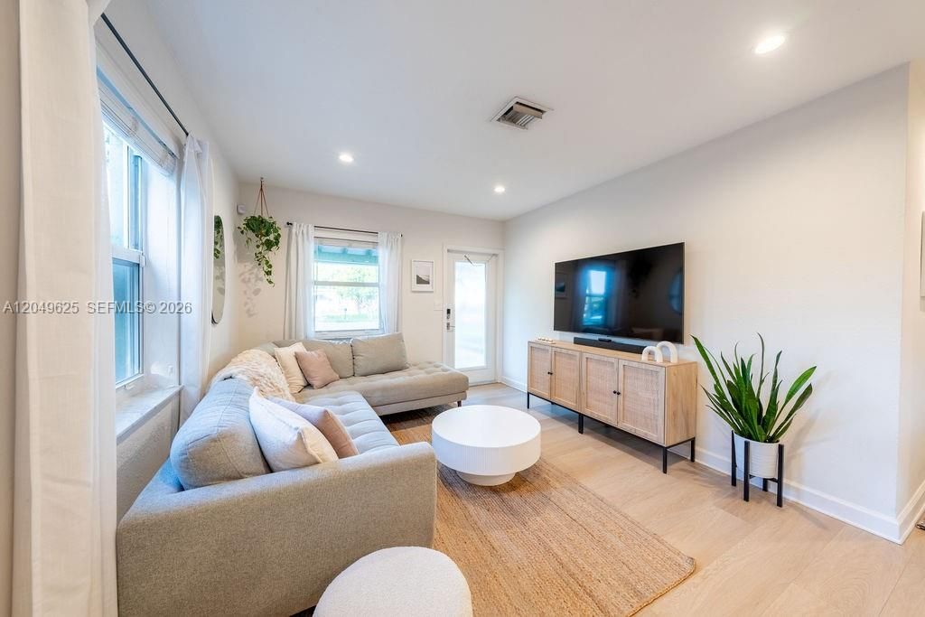 For Rent: $2,500 (3 beds, 1 baths, 1131 Square Feet)