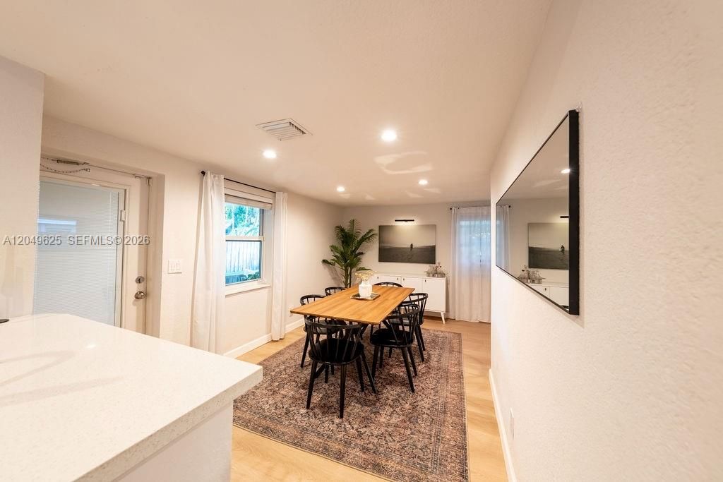 For Rent: $2,500 (3 beds, 1 baths, 1131 Square Feet)