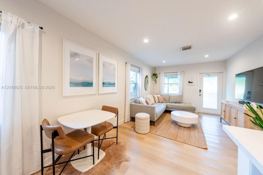For Rent: $2,500 (3 beds, 1 baths, 1131 Square Feet)
