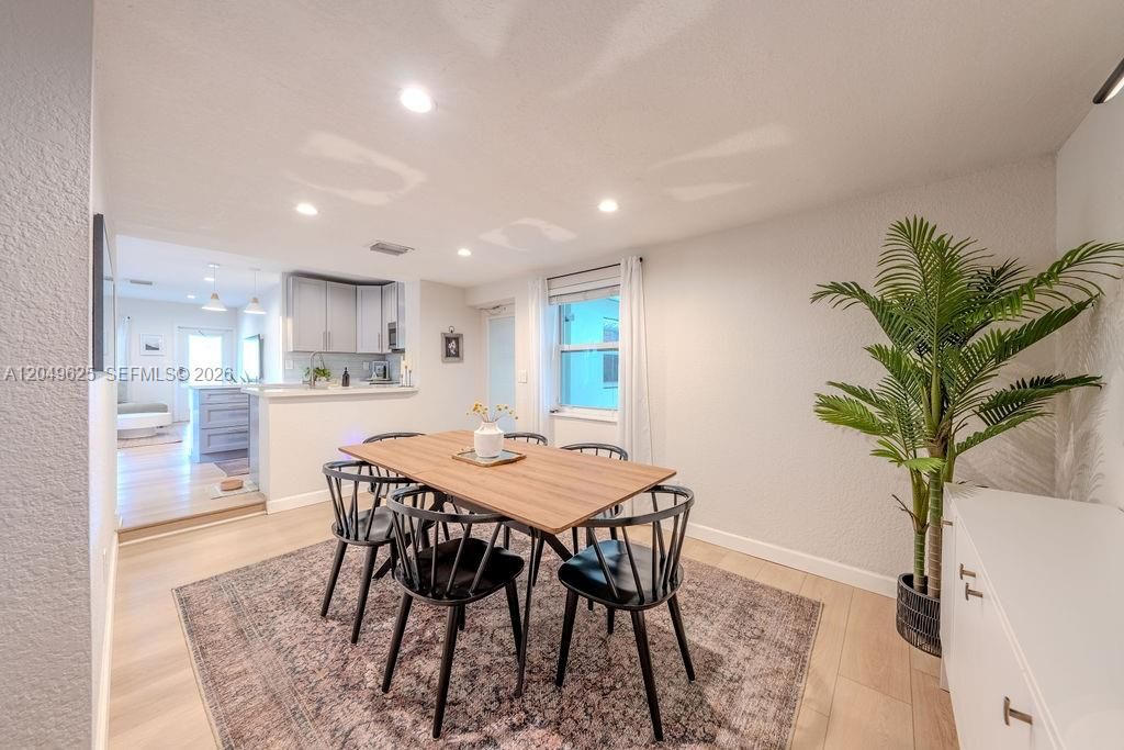 For Rent: $2,500 (3 beds, 1 baths, 1131 Square Feet)