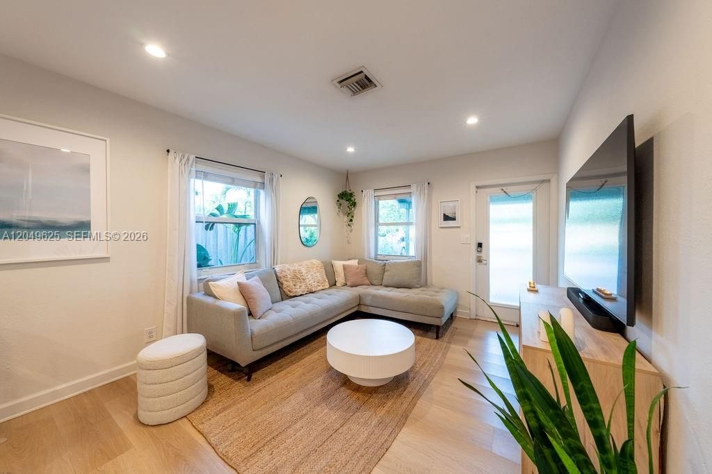 For Rent: $2,500 (3 beds, 1 baths, 1131 Square Feet)