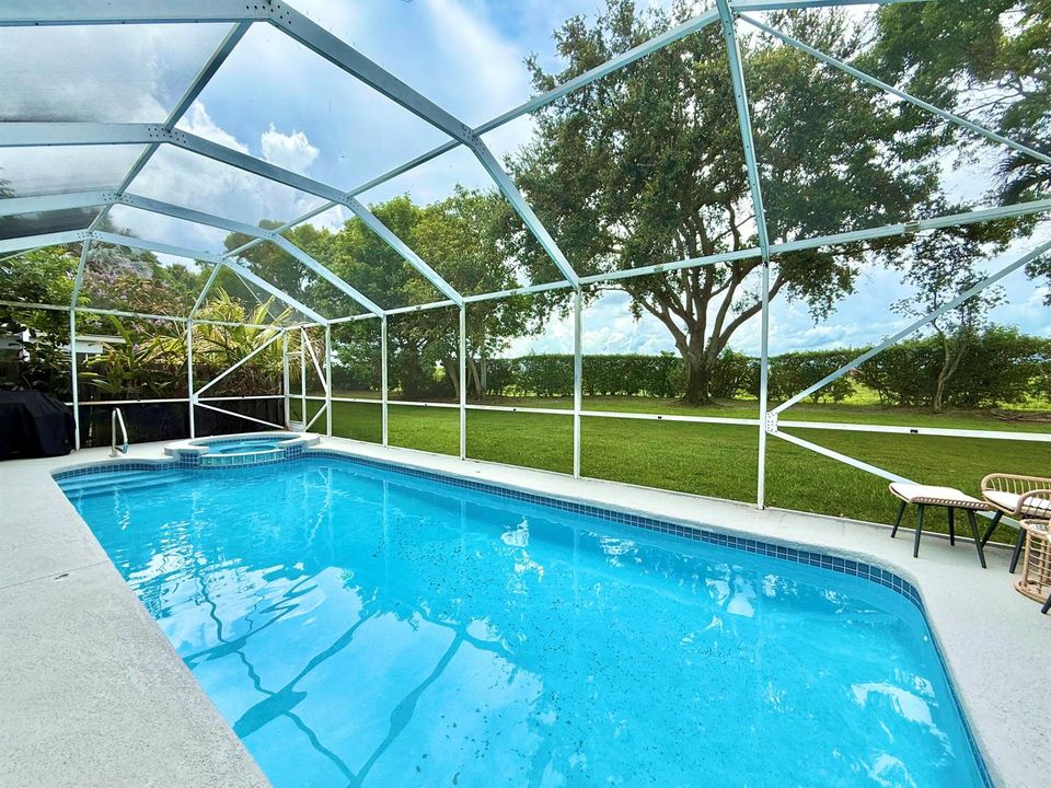 BEAUTIFULLY SCREENED POOL