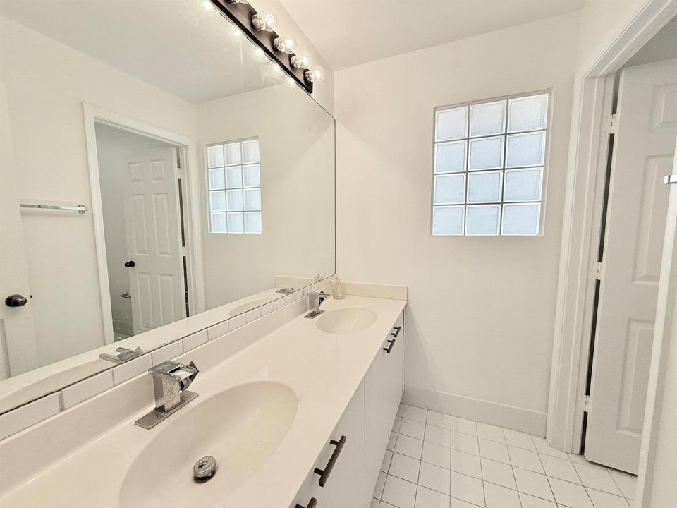 2nd full bathroom (upstairs)