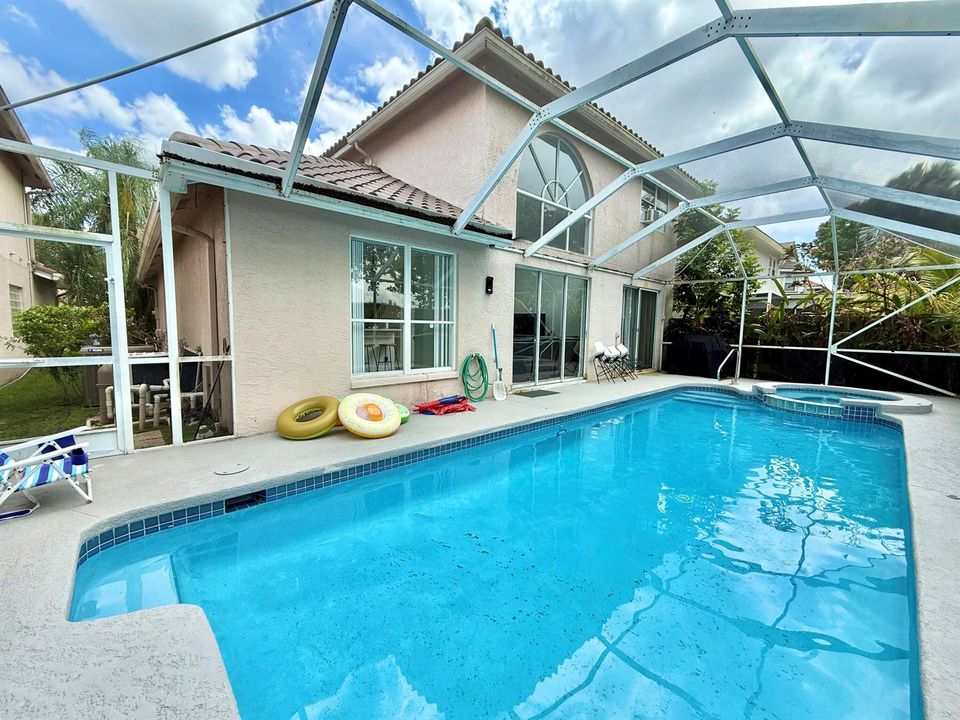 Screened pool