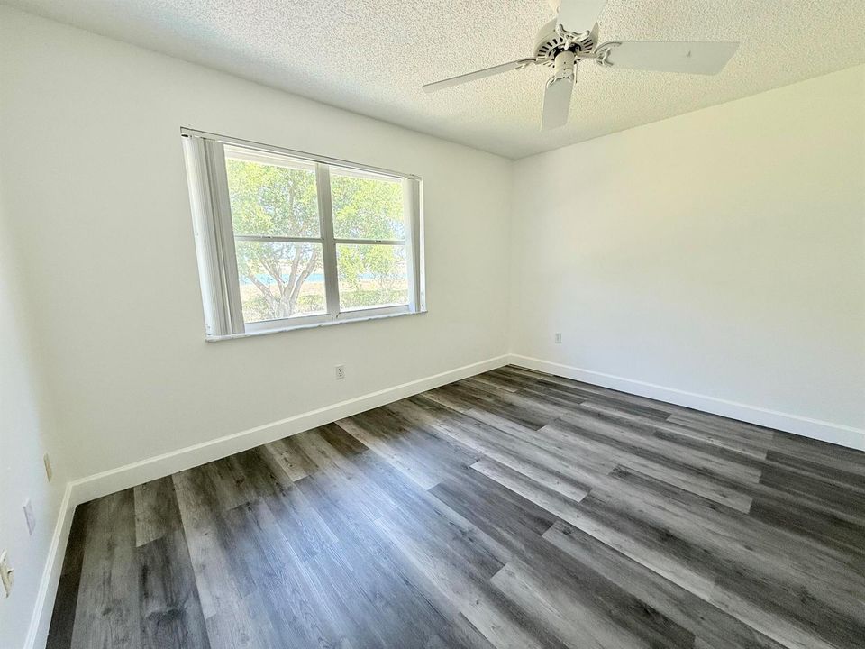 2nd Bedroom (Upstairs)