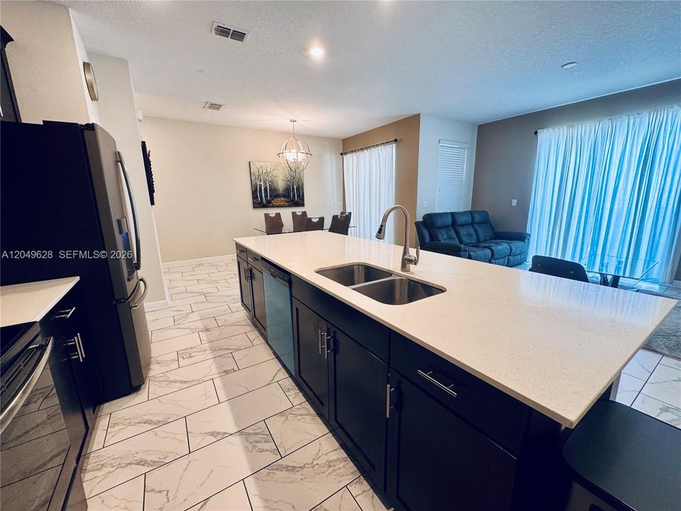 En Venta: $420,000 (4 camas, 3 baños, 1902 Pies cuadrados)