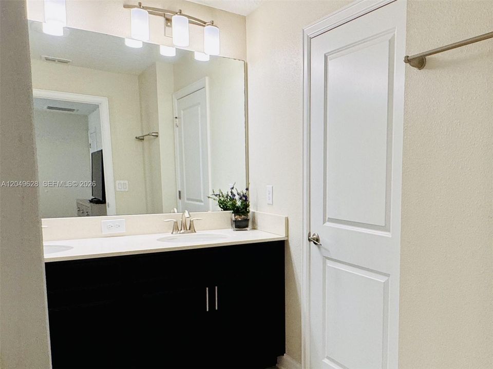 En Venta: $420,000 (4 camas, 3 baños, 1902 Pies cuadrados)