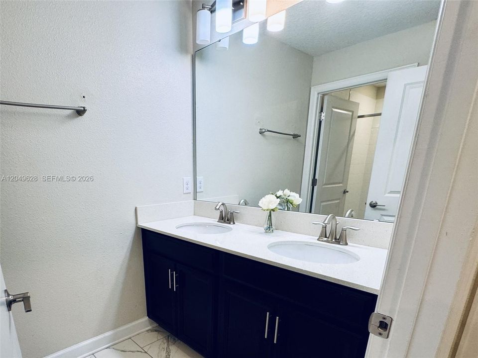 En Venta: $420,000 (4 camas, 3 baños, 1902 Pies cuadrados)