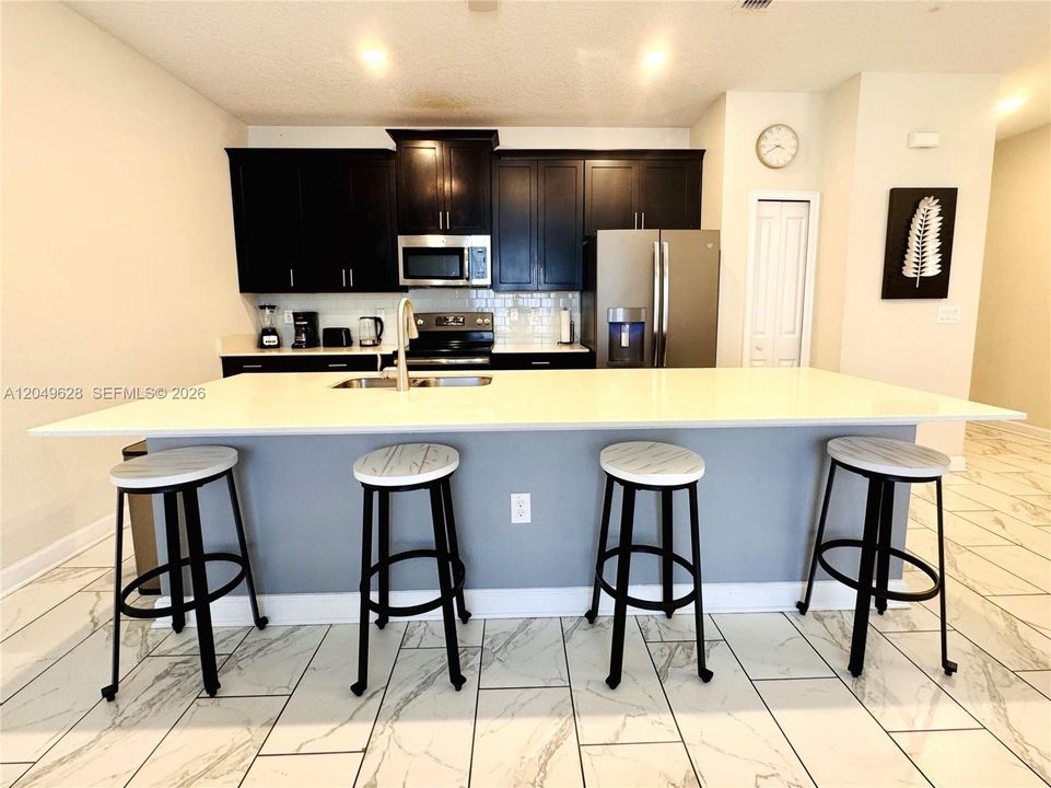 En Venta: $420,000 (4 camas, 3 baños, 1902 Pies cuadrados)