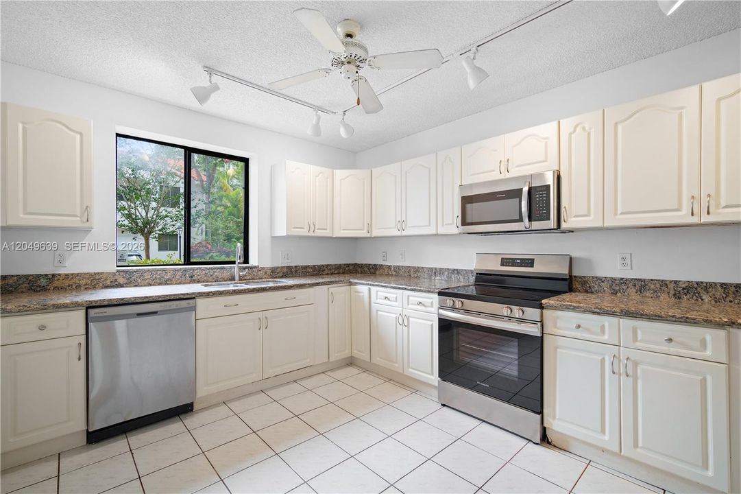 For Rent: $5,300 (3 beds, 3 baths, 1927 Square Feet)