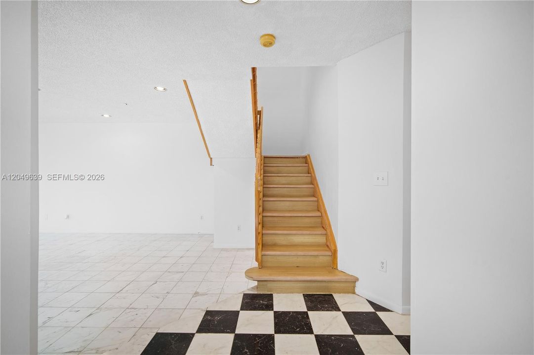 For Rent: $5,300 (3 beds, 3 baths, 1927 Square Feet)