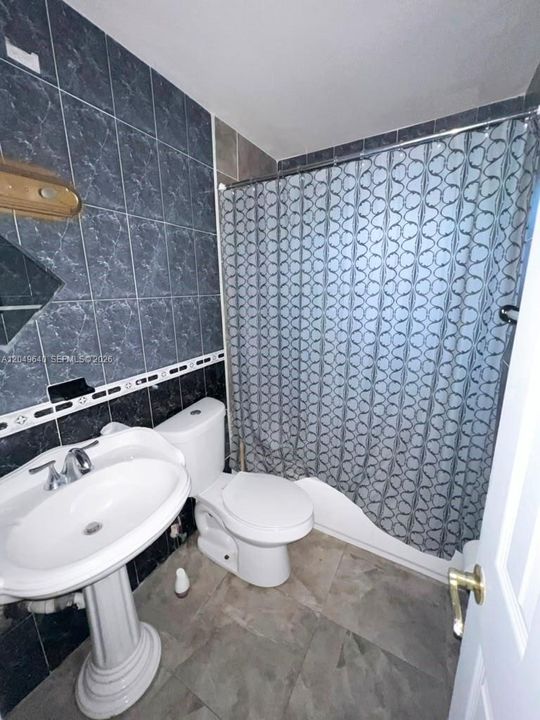 For Rent: $3,000 (3 beds, 2 baths, 1200 Square Feet)