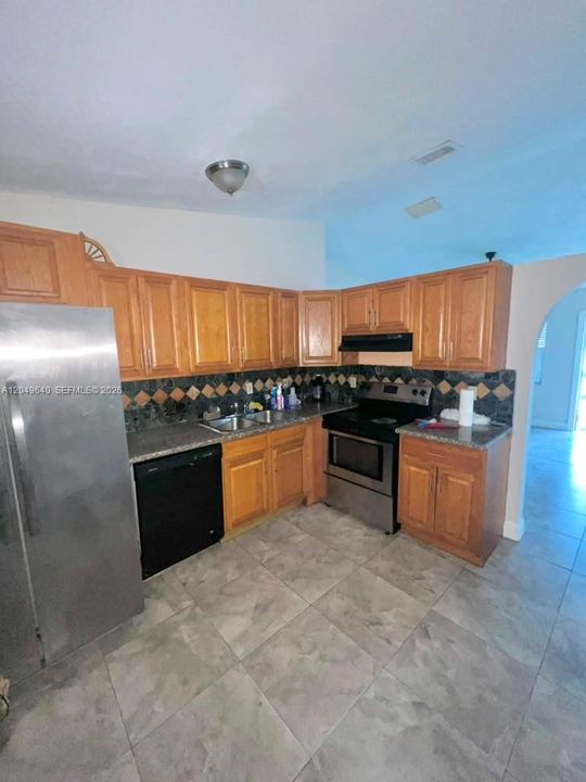 For Rent: $3,000 (3 beds, 2 baths, 1200 Square Feet)