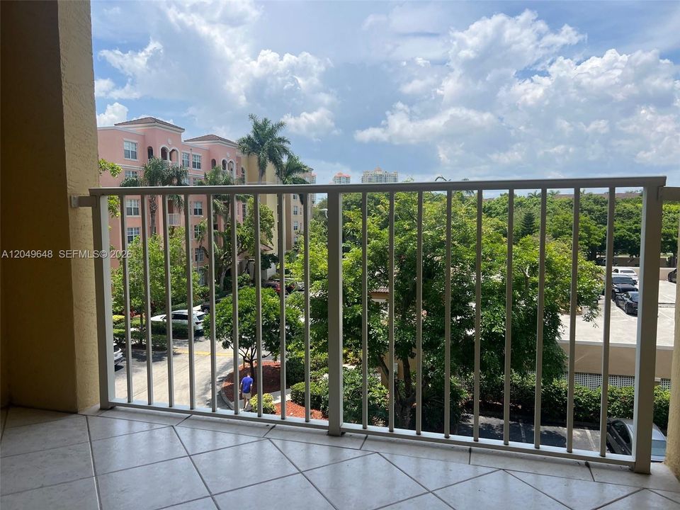 For Sale: $349,000 (1 beds, 1 baths, 730 Square Feet)