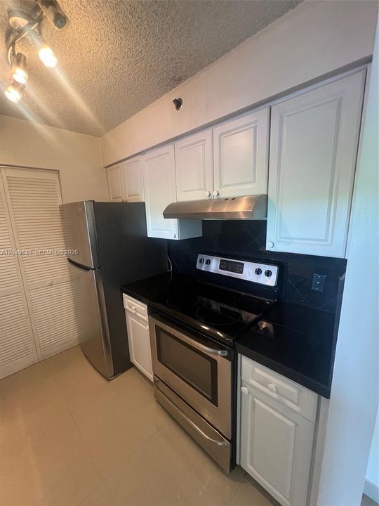 For Sale: $349,000 (1 beds, 1 baths, 730 Square Feet)