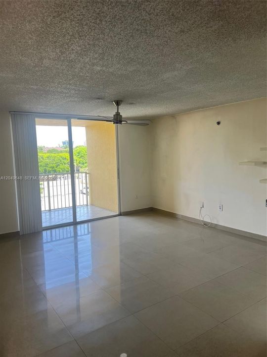 For Sale: $349,000 (1 beds, 1 baths, 730 Square Feet)