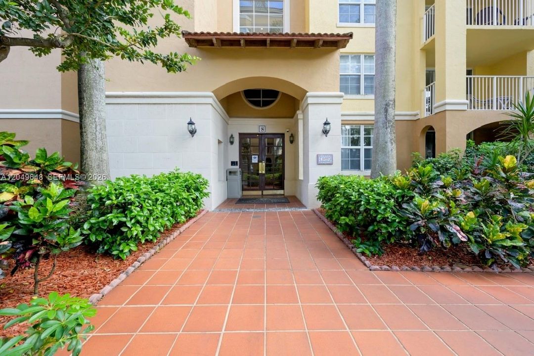 For Sale: $349,000 (1 beds, 1 baths, 730 Square Feet)