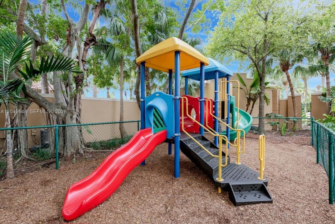 For Sale: $349,000 (1 beds, 1 baths, 730 Square Feet)
