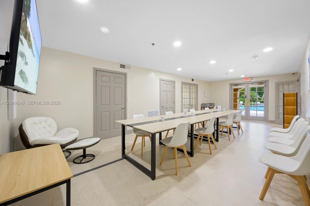 For Sale: $349,000 (1 beds, 1 baths, 730 Square Feet)