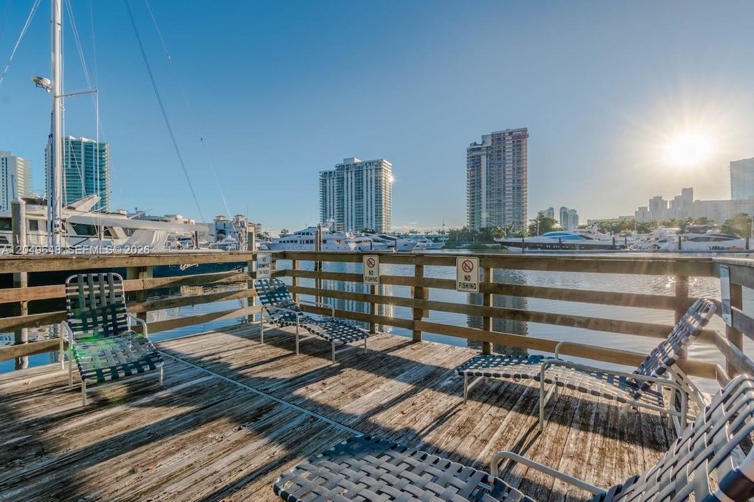 For Sale: $349,000 (1 beds, 1 baths, 730 Square Feet)