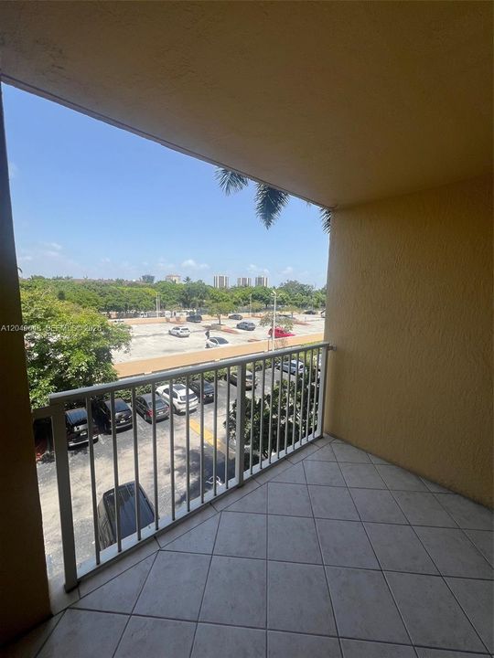 For Sale: $349,000 (1 beds, 1 baths, 730 Square Feet)