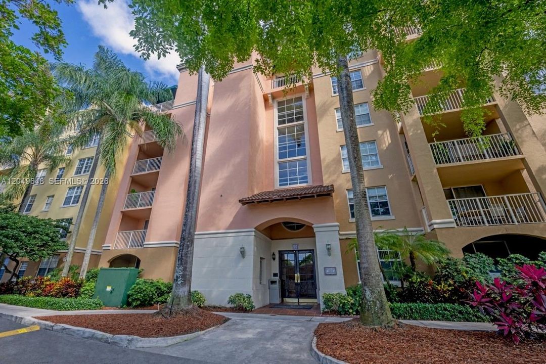 For Sale: $349,000 (1 beds, 1 baths, 730 Square Feet)