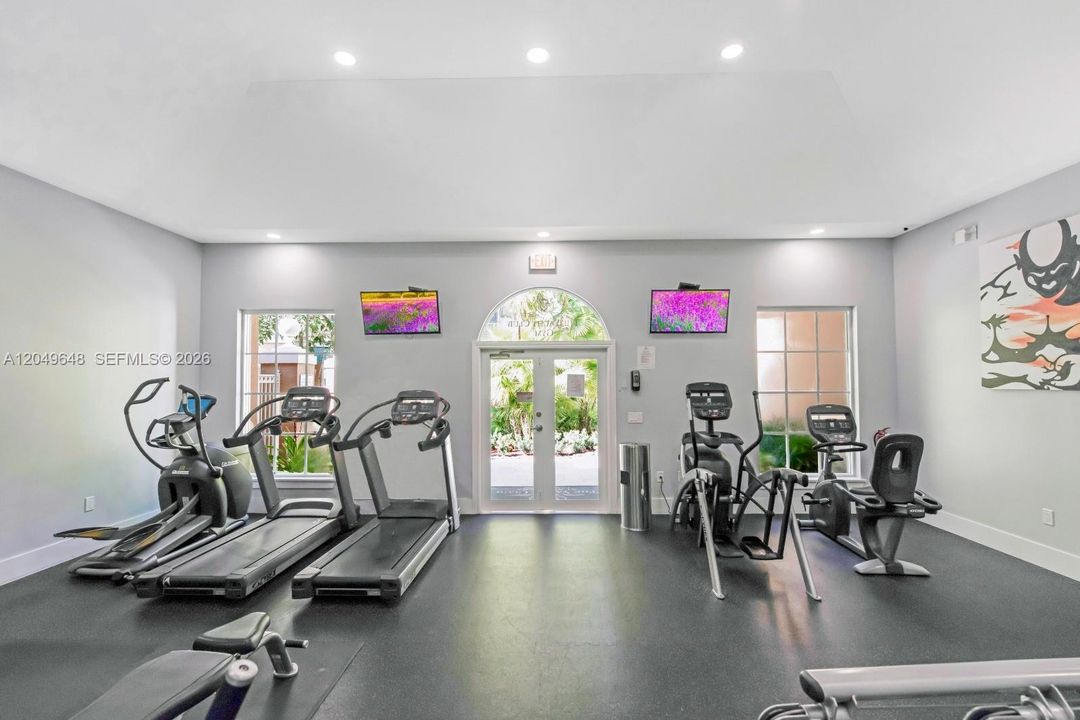 For Sale: $349,000 (1 beds, 1 baths, 730 Square Feet)