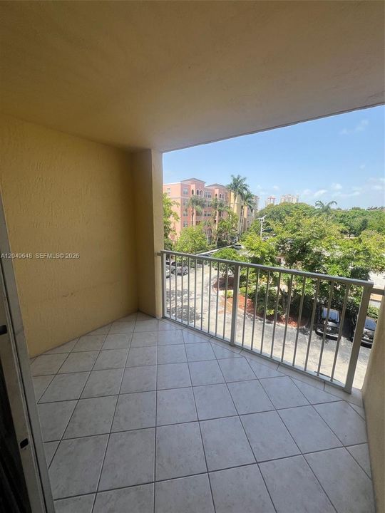 For Sale: $349,000 (1 beds, 1 baths, 730 Square Feet)