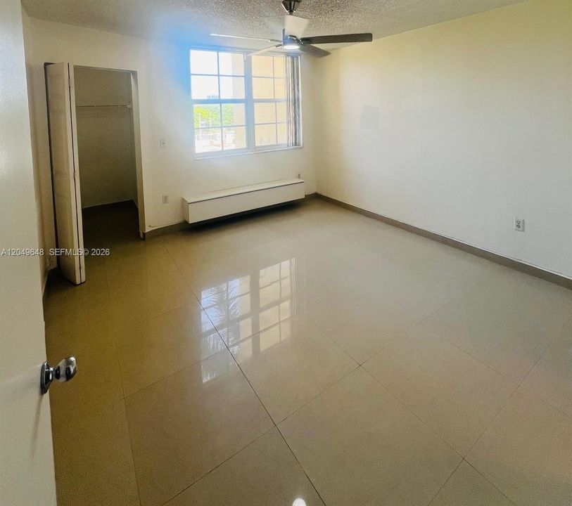 For Sale: $349,000 (1 beds, 1 baths, 730 Square Feet)