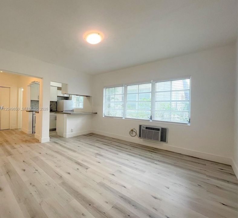 Active With Contract: $1,700 (0 beds, 1 baths, 438 Square Feet)