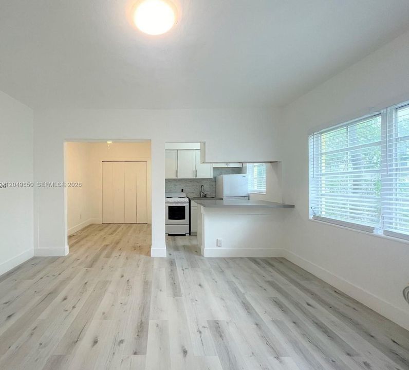 Active With Contract: $1,700 (0 beds, 1 baths, 438 Square Feet)