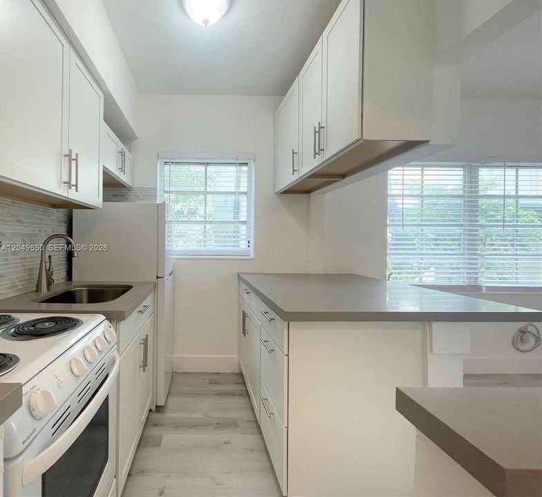 Active With Contract: $1,700 (0 beds, 1 baths, 438 Square Feet)