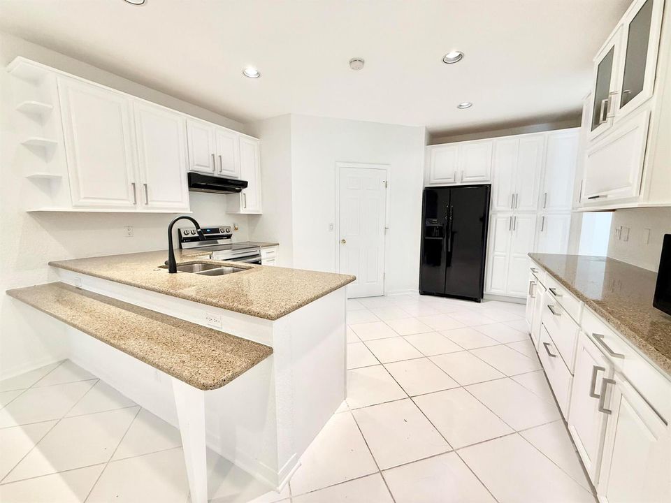 GRANITE KITCHEN W/ WOOD CABINETS