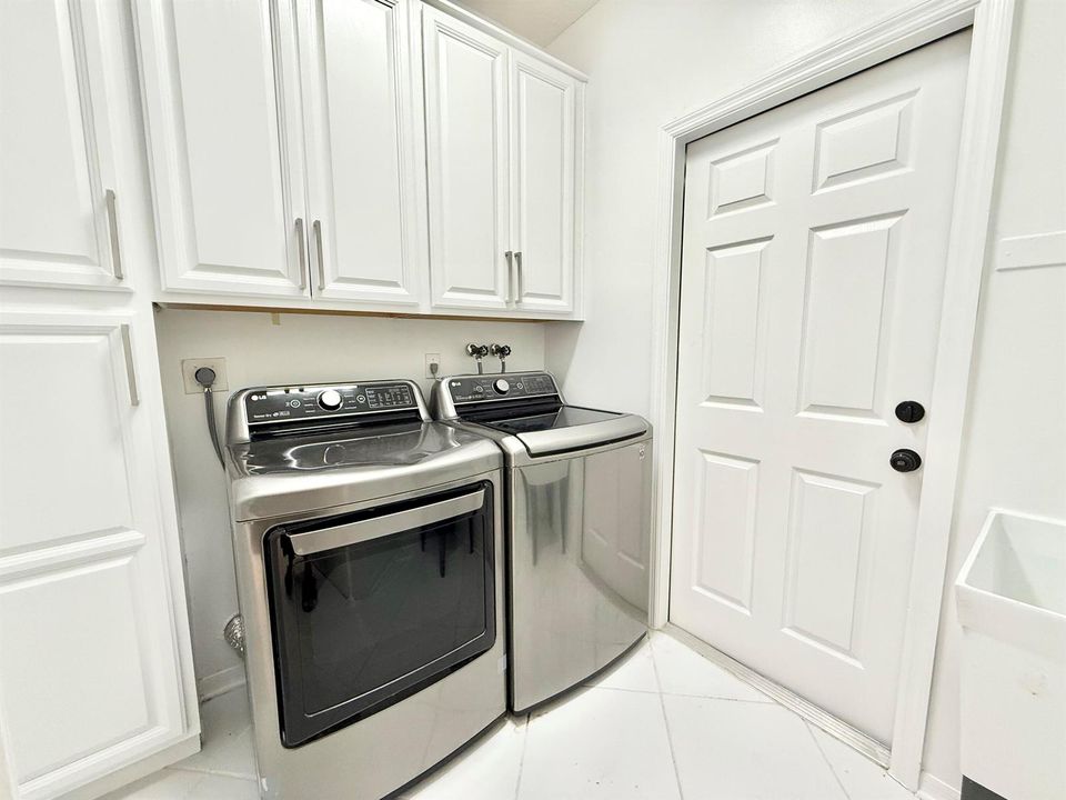 LAUNDRY ROOM BETWEEN GARAGE AND KITCHEN
