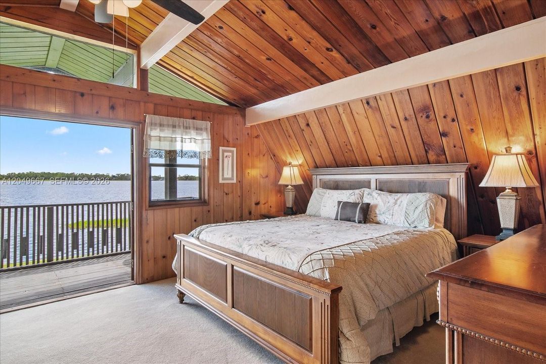 Huge primary bedroom