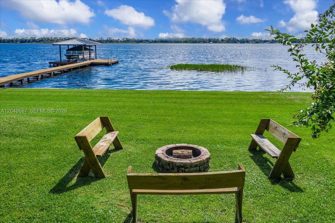 Sit around the fire pit on those gorgeous Florida evenings!