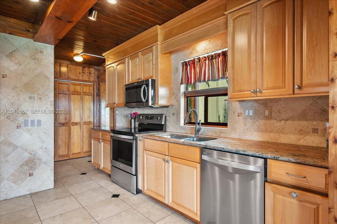Activo con contrato: $565,000 (3 camas, 2 baños, 1834 Pies cuadrados)