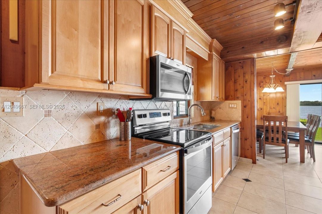 Activo con contrato: $565,000 (3 camas, 2 baños, 1834 Pies cuadrados)